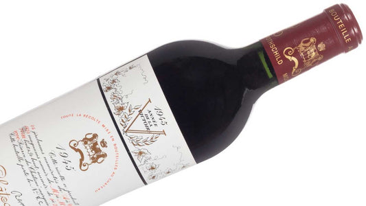 Eine Weinflasche von Chateau Mouton Rothschild-1945