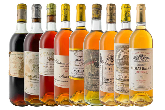 Mehrere transparenten Flaschen mit Dessertwein stehen neben einander.