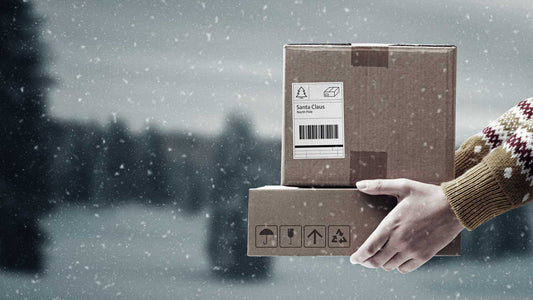 Eine Lieferung von Paketen in Schnee bedeckter Landschaft im Winter