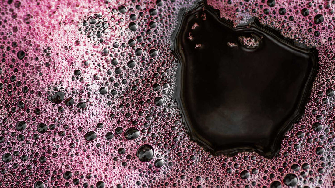 Eine Nahaufnahme von Rotwein, der als Cuvee Wein produziert wird