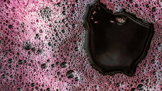 Eine Nahaufnahme von Rotwein, der als Cuvee Wein produziert wird