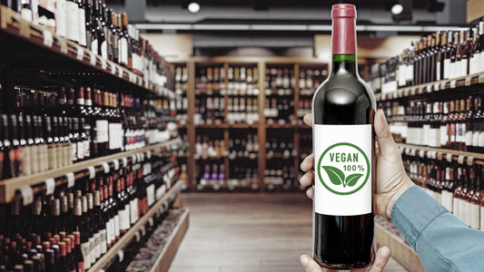 Ein Kunde hält einen Flasche veganen Wein in den Händen einer Weinhandlung.