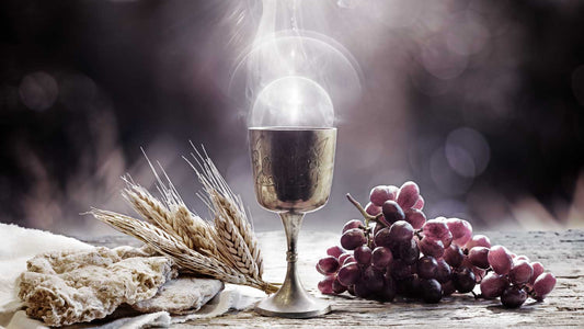 Abendmahl mit Wein-Kelch, Weintrauben und Brot