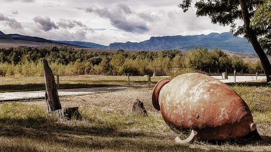 Landschaft mit Amphore für Wein vor Bergen