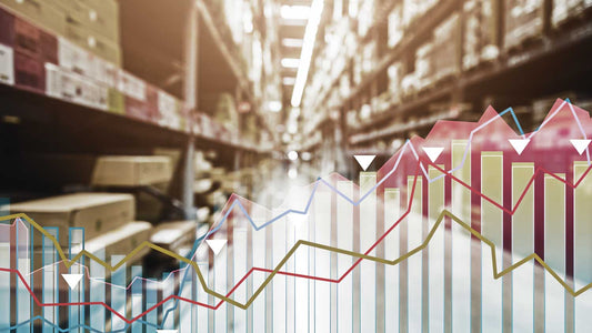 Wein lagert in Weinregalen, darüber liegt ein Diagramm mit der Wertentwicklung.