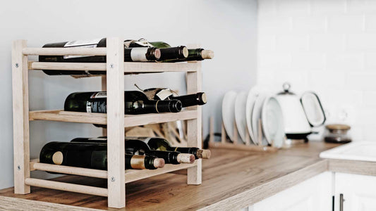 Weinflaschen liegen in einem Weinregal in der Küche