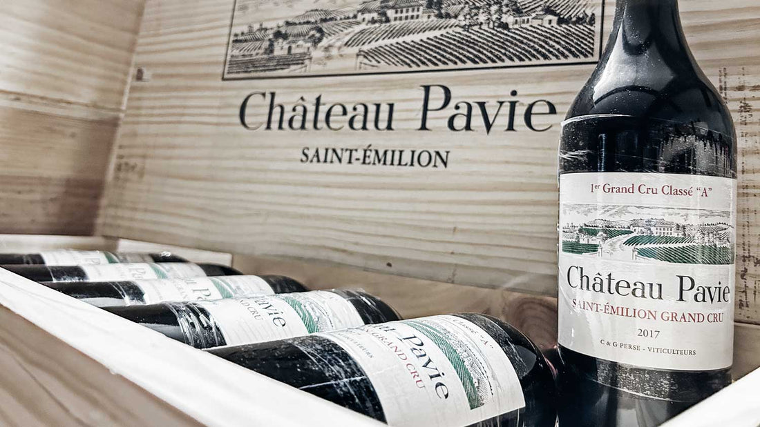 Mehrere Weinflaschen von Chateau Pavie in einer Holzkiste