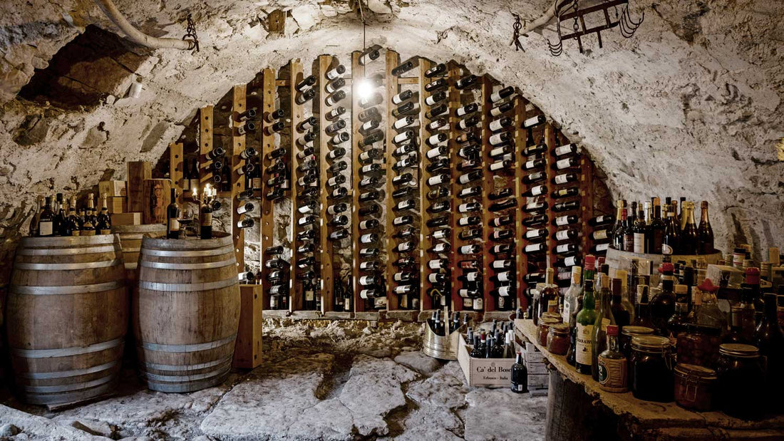 Eine Weinsammlung mit alten Weinflaschen liegen in einem Weinkeller