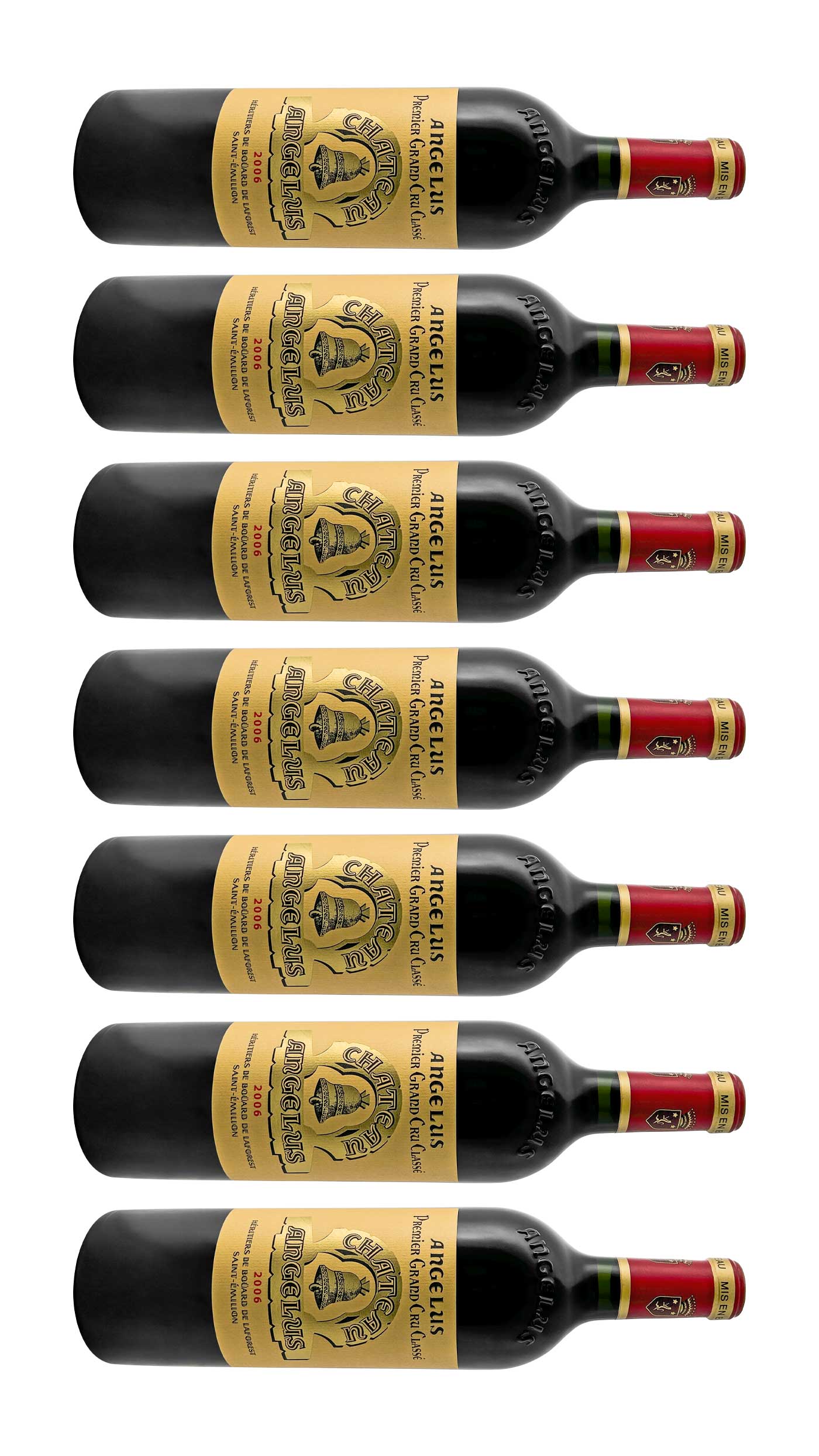 Mehrere Weinflaschen mit Rotwein von Chateau Angelus