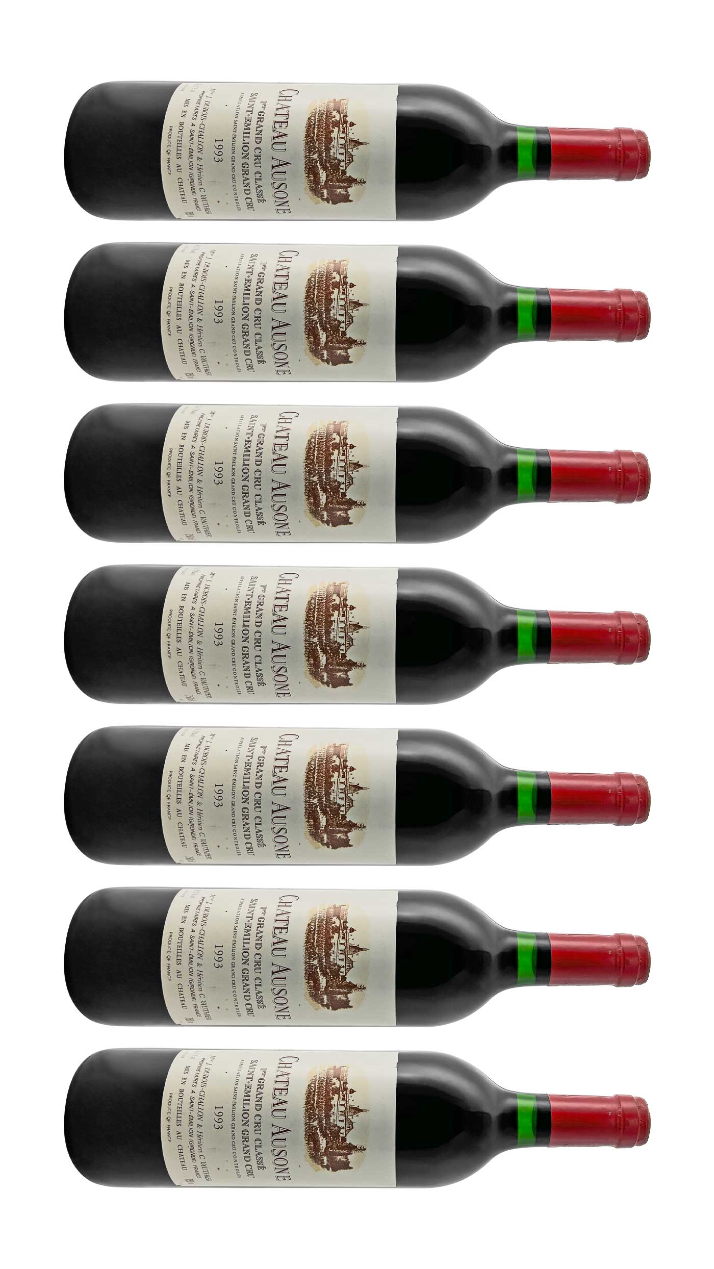 Mehrere Weinflaschen mit Rotwein von Chateau Ausone