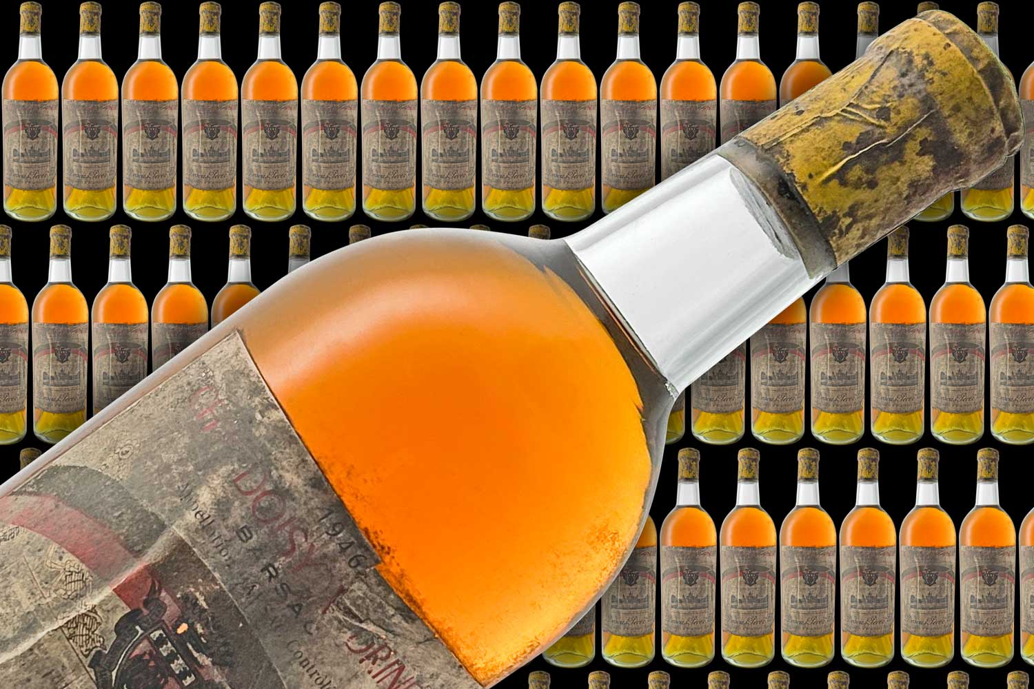 Viele Flaschen Wein im Hintergrund und eine große Weinflasche mit Dessertwein im Vordergrund in Gelb