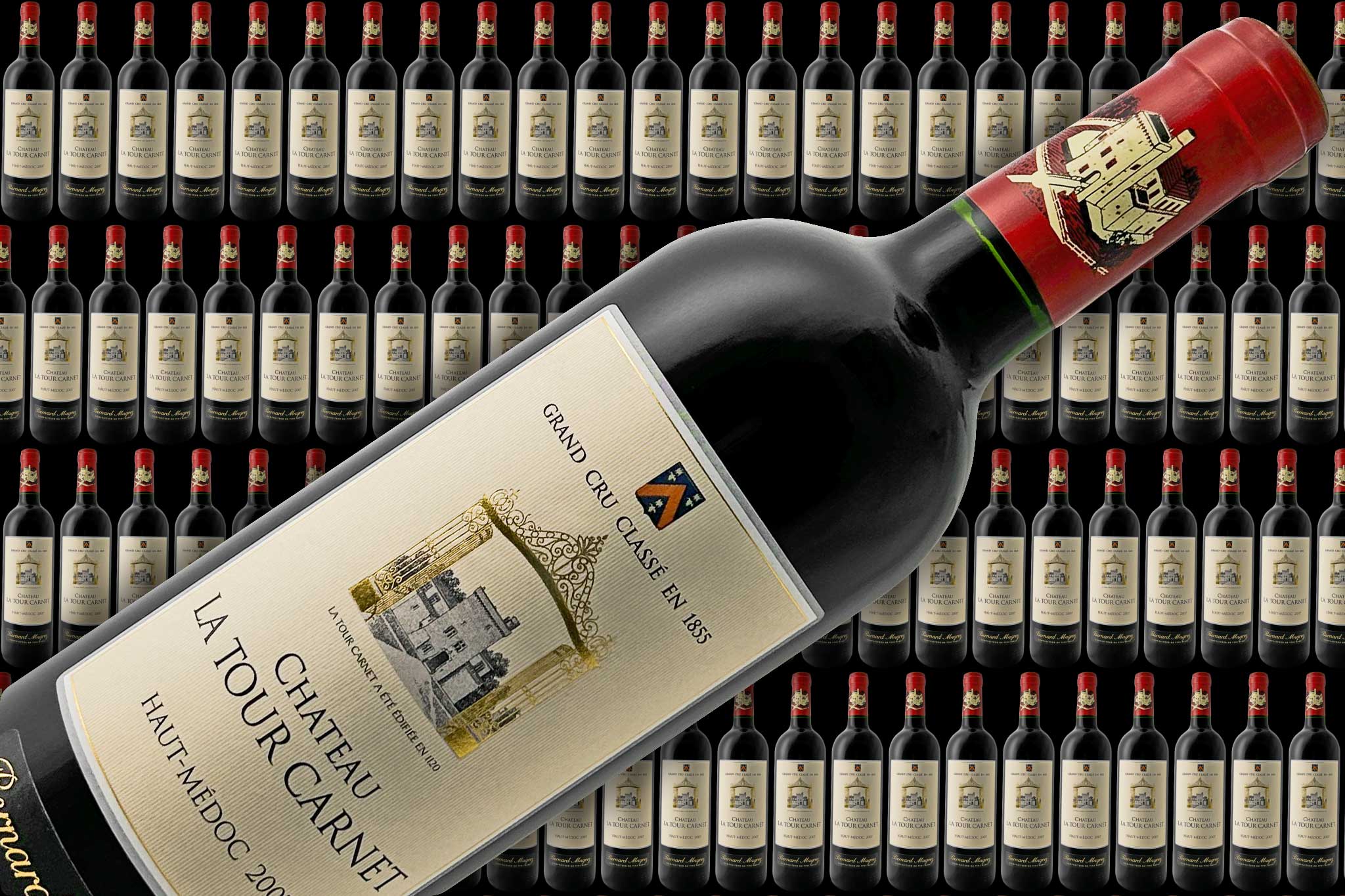 Der Banner zeigt viele Weinflaschen im Hintergrund und im Vordergrund eine Flasche Rotwein von dem Weingut Chateau la Tour Carnet.