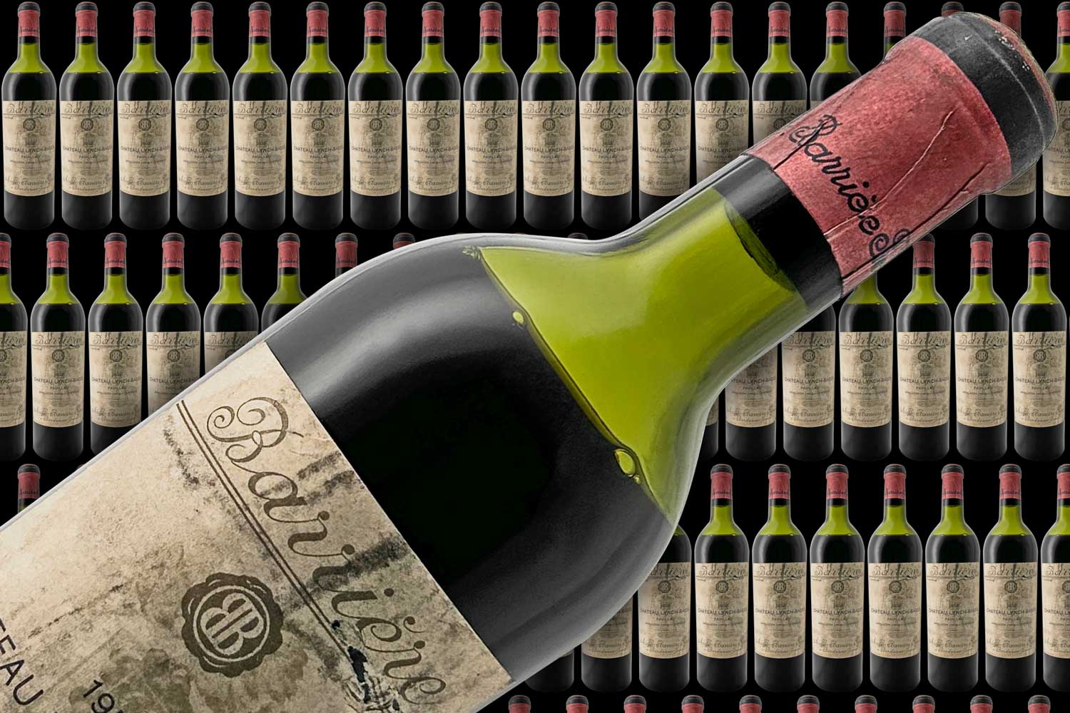 Viele alte Flaschen Rotwein im Hintergrund und eine große Weinflasche im Vordergrund in Rot und Grün