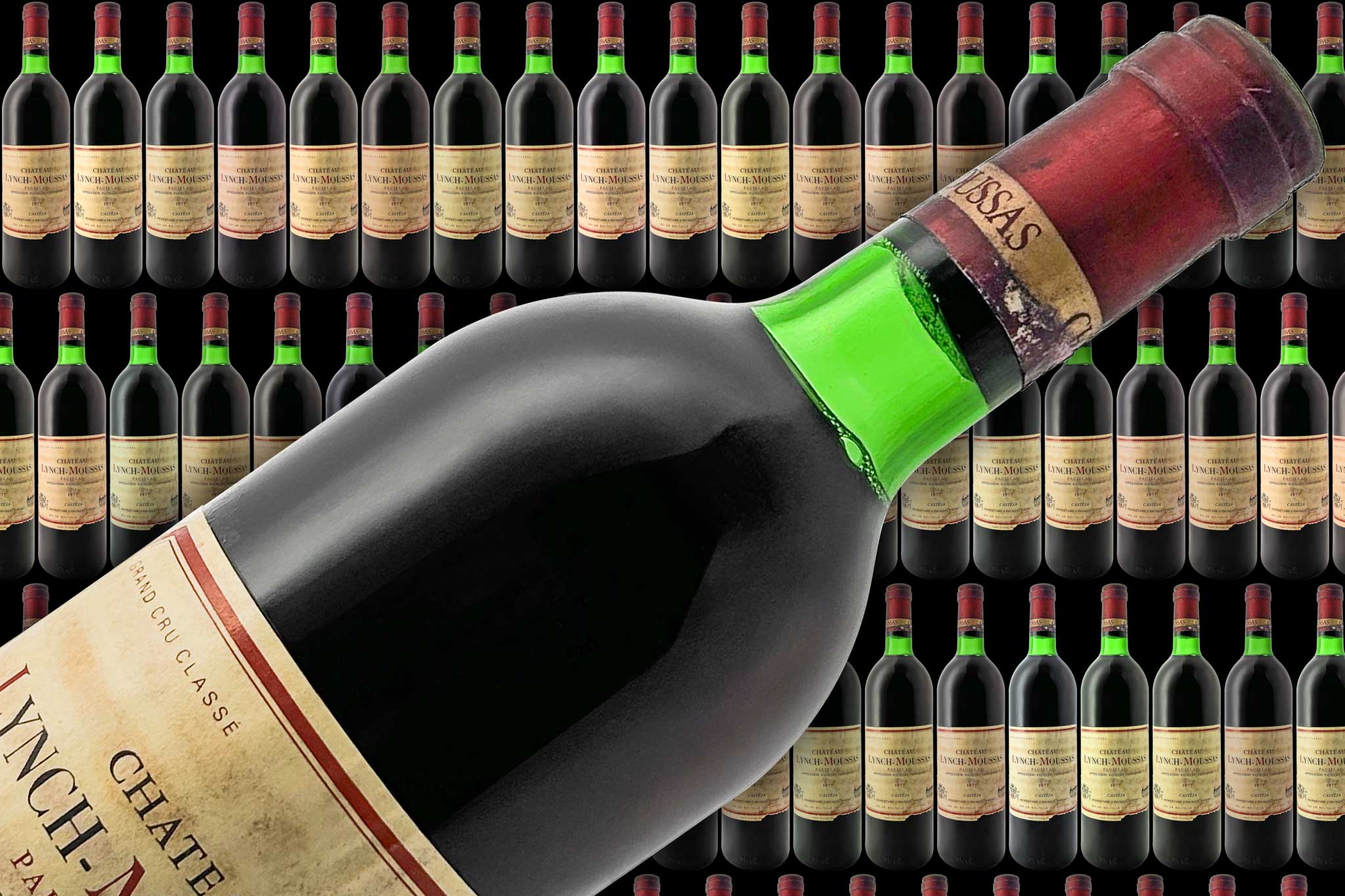 Der Banner zeigt viele Weinflaschen im Hintergrund und im Vordergrund eine Flasche Rotwein von dem Weingut Chateau Lynch Moussas.