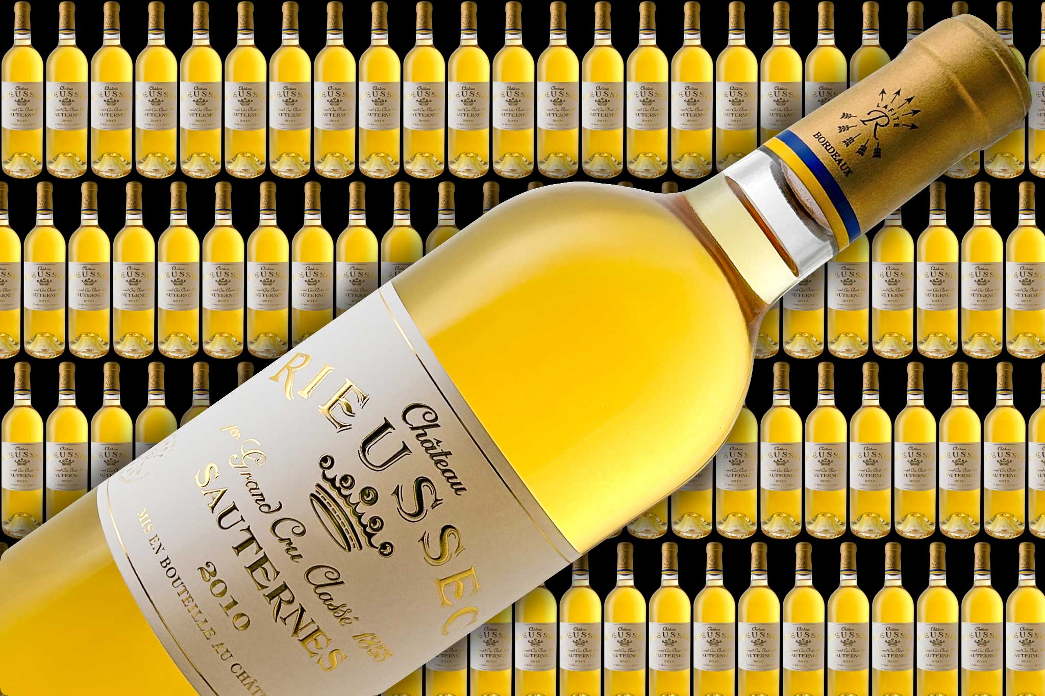 Der Banner zeigt viele Weinflaschen im Hintergrund und im Vordergrund eine Flasche Dessertwein von dem Weingut Chateau Rieussec.