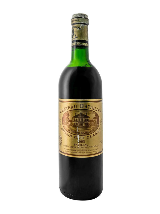Eine Flasche Chateau Batailley 1985, Bordeaux Rotwein. Die Flasche hat einen grünen Körper und eine goldene Etikette mit dem Text 'CHATEAU BATAILLEY', '1985', und 'GRAND CRU CLASSE'.
