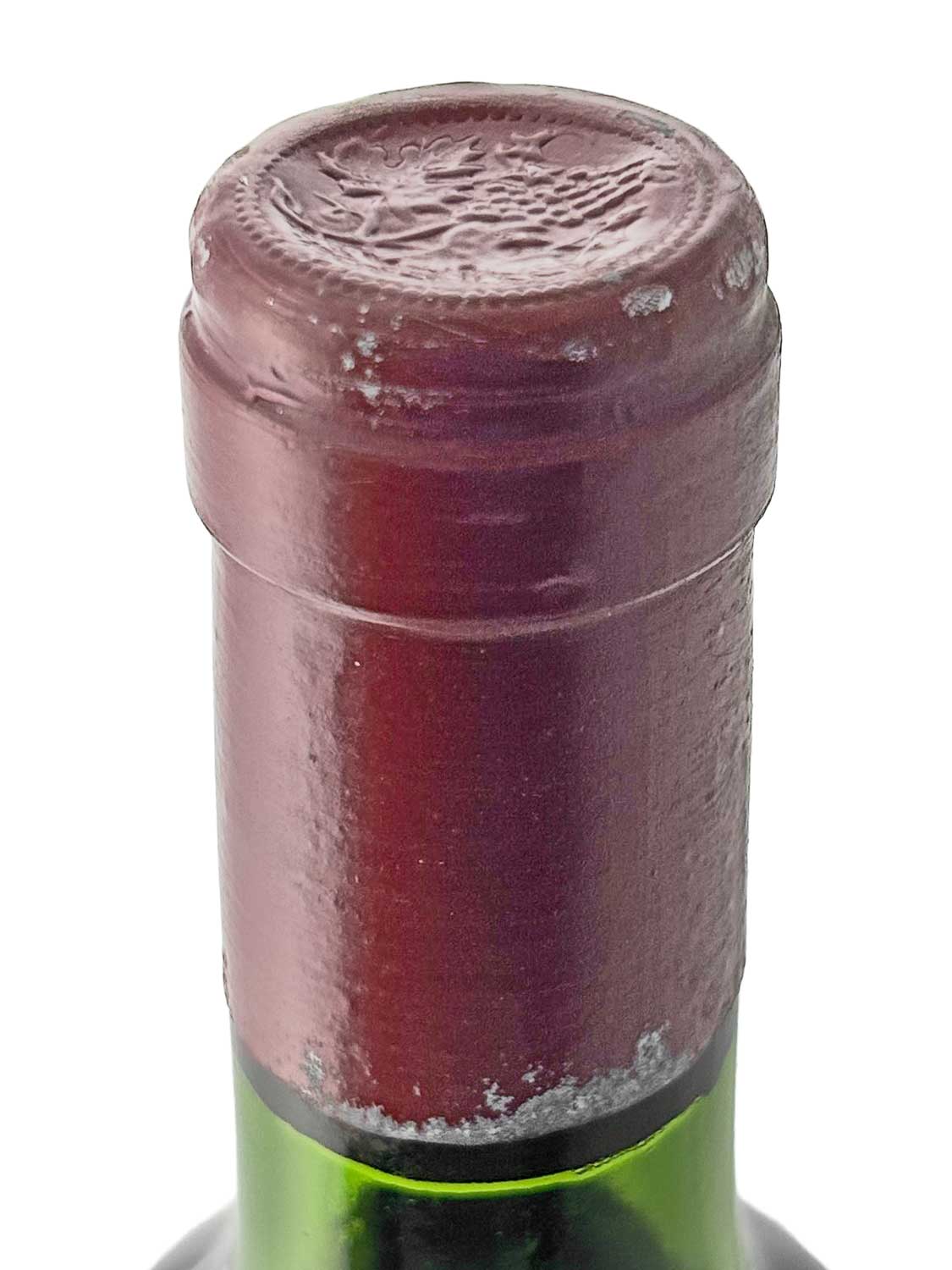 Nahaufnahme des Flaschenhalses einer Weinflasche mit rotem Kapselverschluss und geprägtem Muster auf der Oberseite