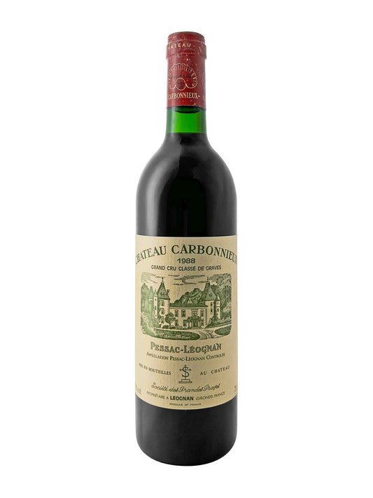 Eine Weinflasche von Chateau Carbonnieux 1988