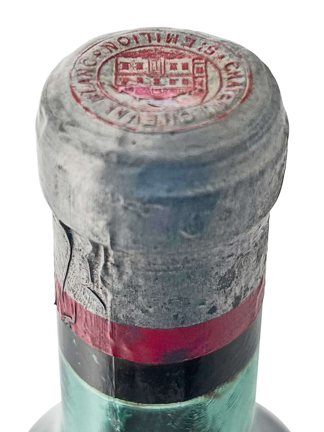 Flaschenhals eines Château Cheval Blanc 1942 mit gealtertem, staubigem Kapselverschluss und rotem Siegel