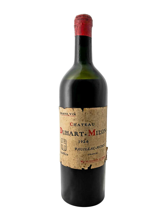 Eine Flasche von Château Duhart-Milon 1926, Pauillac-Médoc. Dunkelgrüne Glasflasche mit Korken, etikettiert mit einem alten, beige-gelben Etikett.