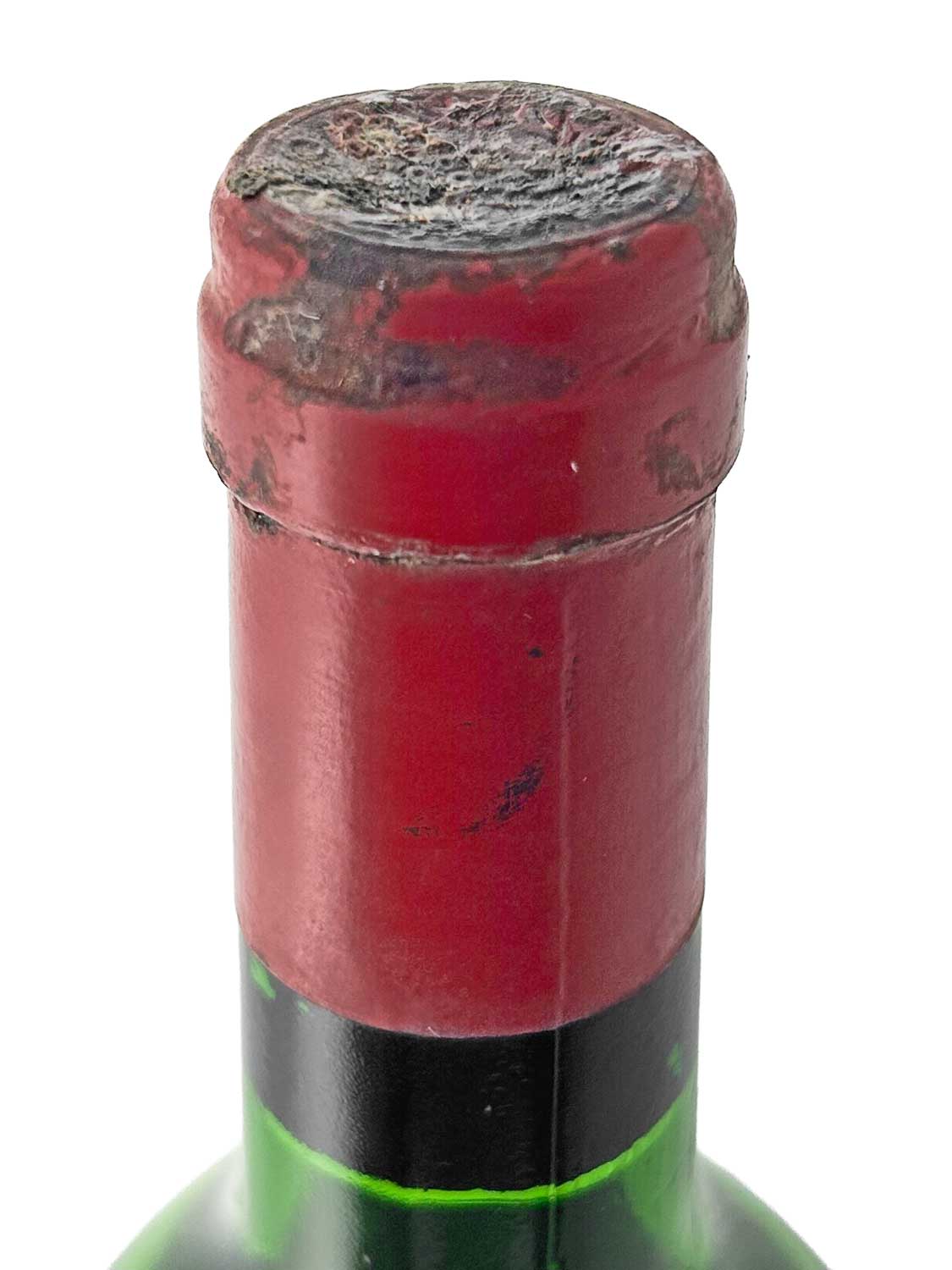 Nahaufnahme des Flaschenhalses einer Weinflasche mit rotem Kapselverschluss und sichtbaren Gebrauchsspuren