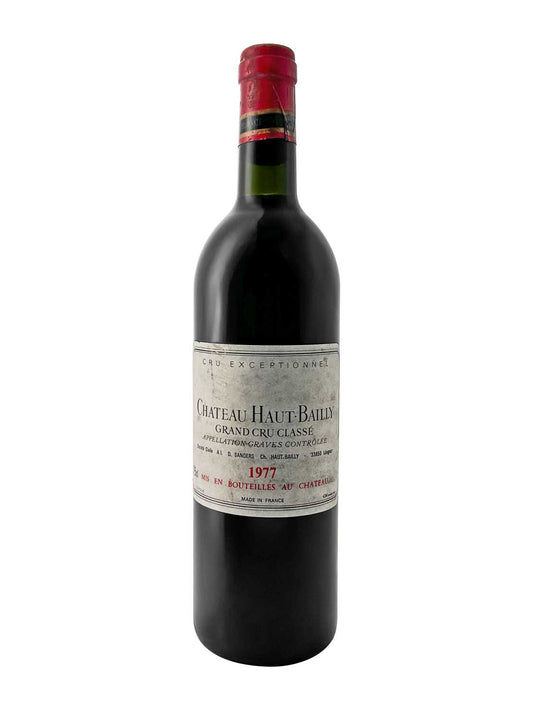 Eine Weinflasche von Chateau Haut Bailly 1977