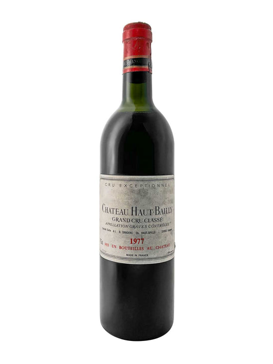 Eine Weinflasche von Chateau Haut Bailly 1977