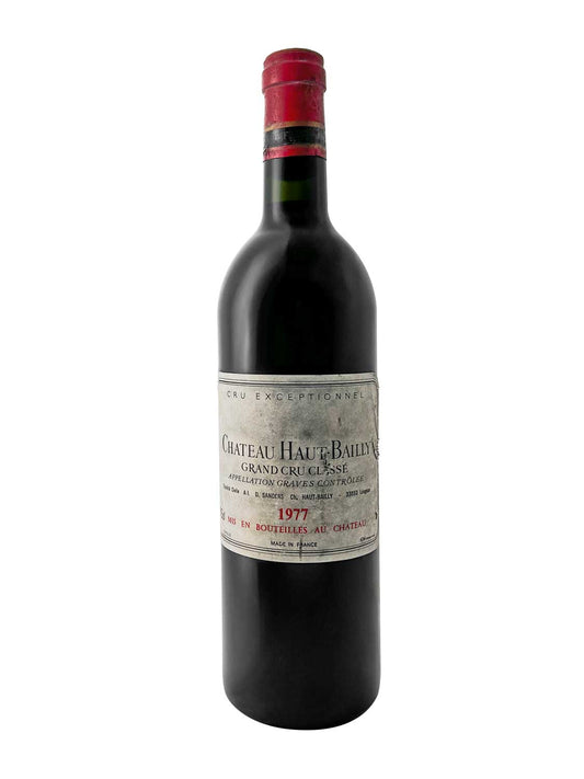 Eine Weinflasche von Chateau Haut Bailly 1977