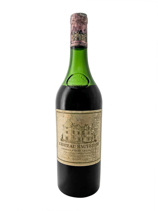 Eine Weinflasche von Chateau Haut Brion 1964