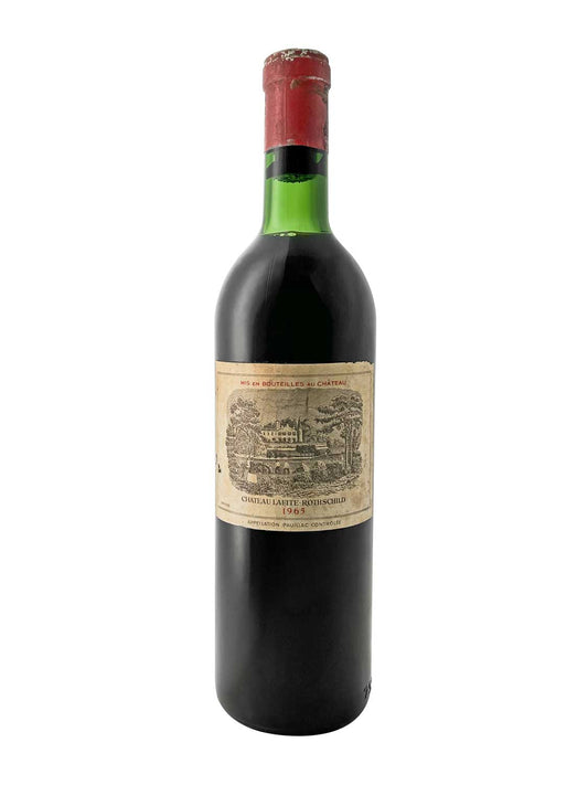 Eine Weinflasche von Chateau Lafite Rothschild 1965