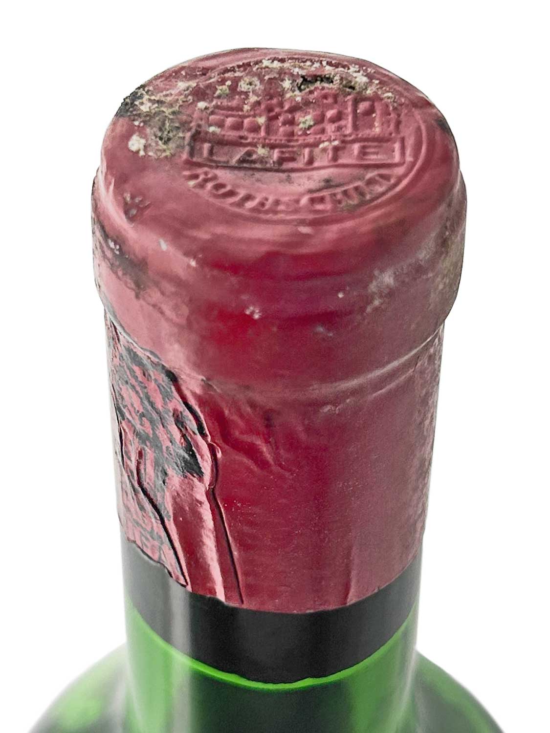 Eine Kapsel einer Weinflasche von Chateau Lafite Rothschild 1967