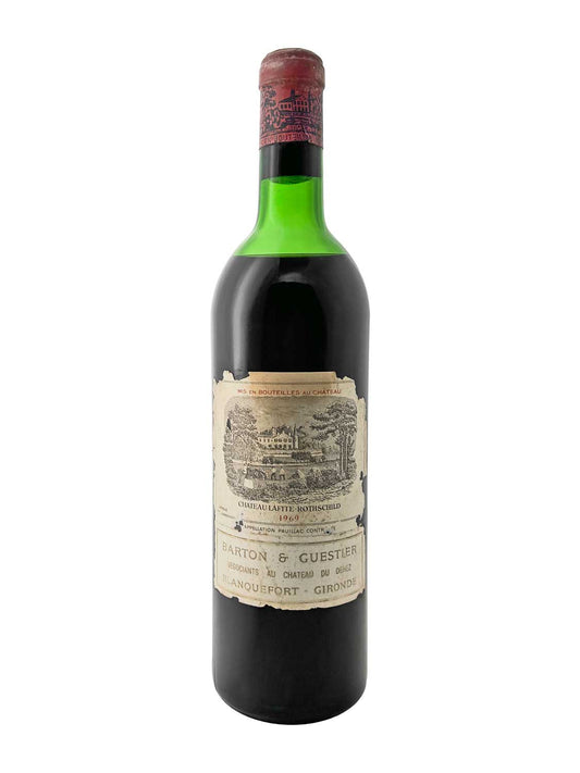 Eine Weinflasche von Chateau Lafite Rothschild 1969