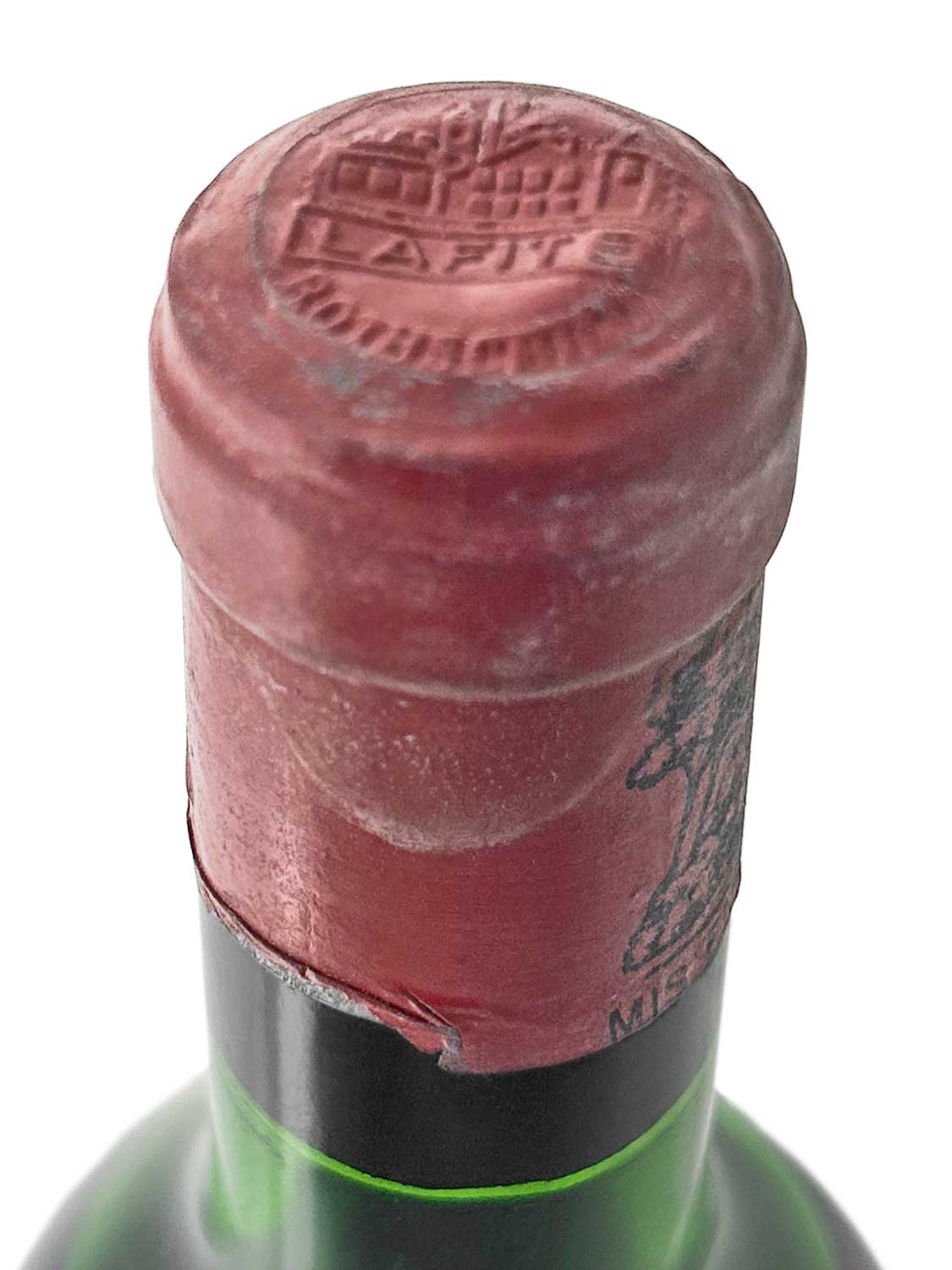 Eine Kapsel einer Weinflasche von Chateau Lafite Rothschild 1969