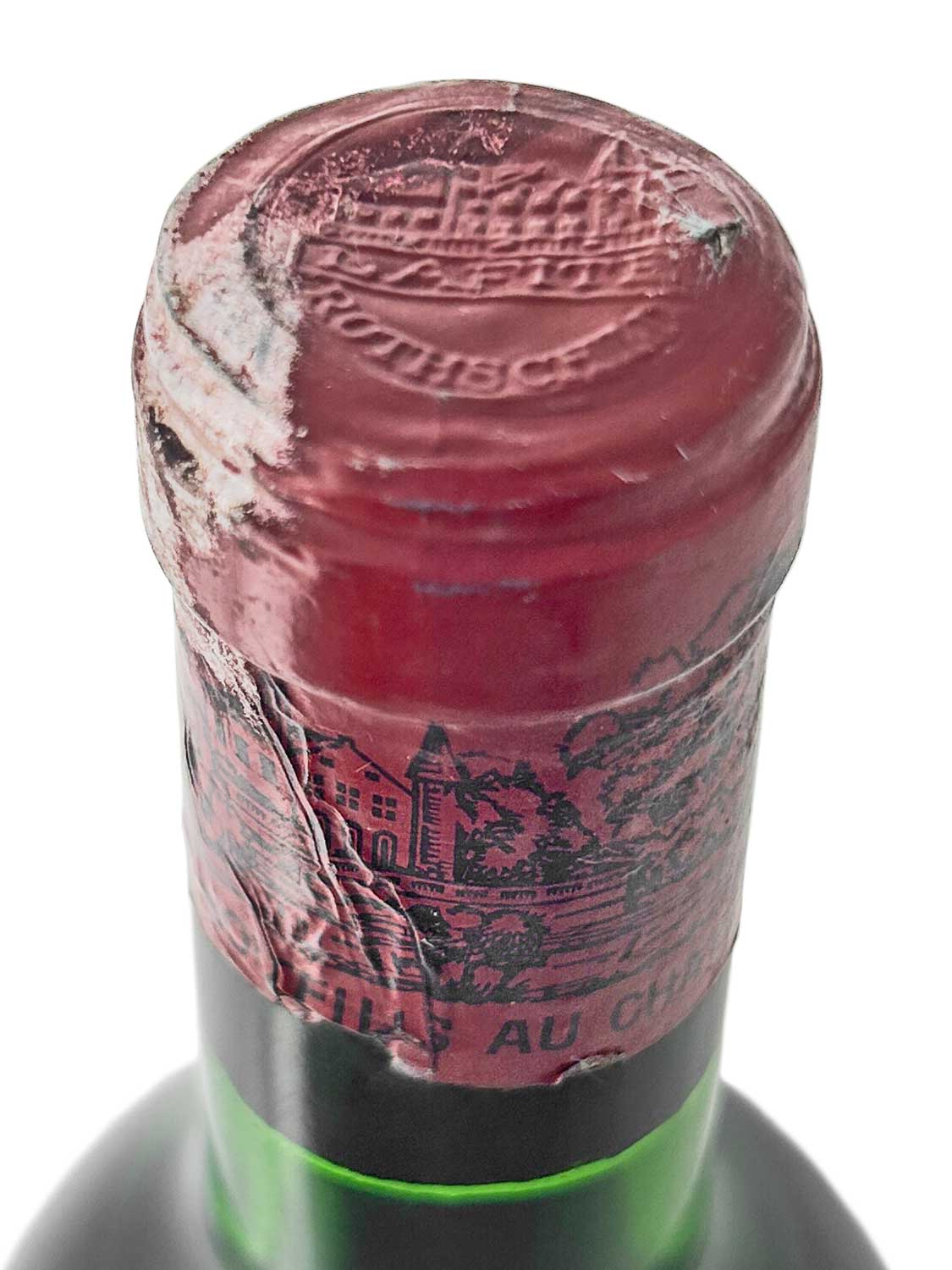 Eine Kapsel einer Weinflasche von Chateau Lafite Rothschild 1972