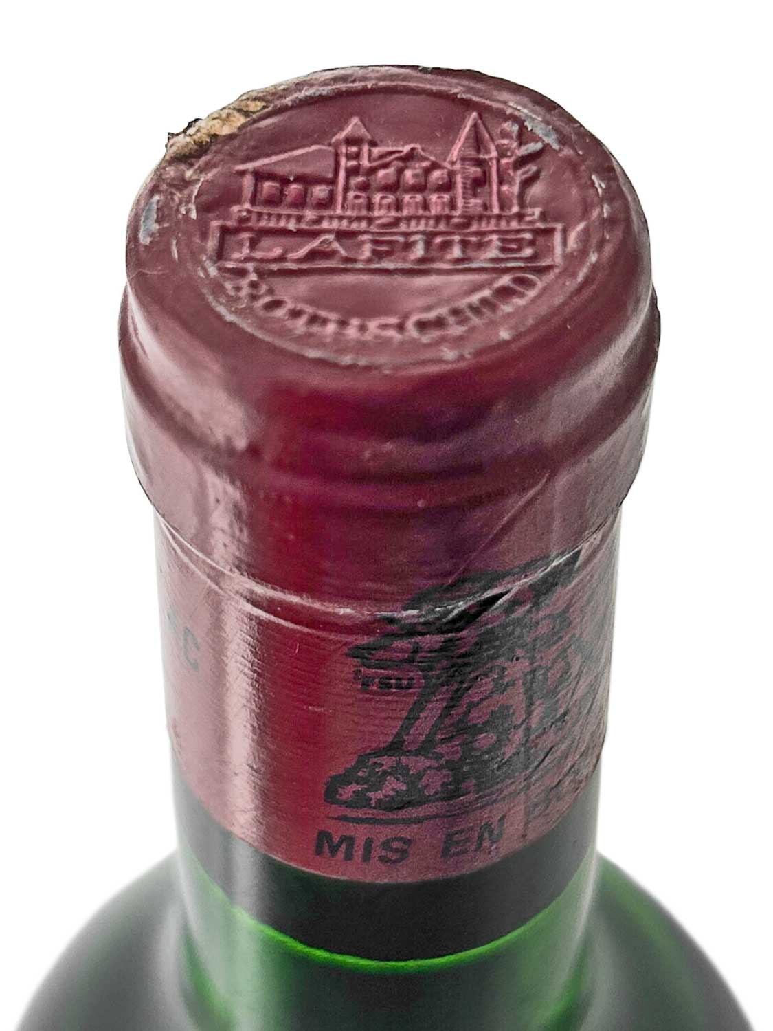 Eine Kapsel einer Weinflasche von Chateau Lafite Rothschild 1973