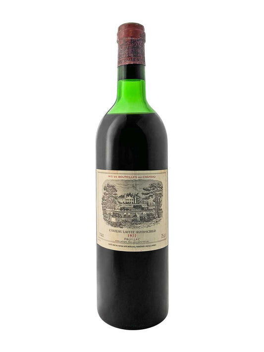 Eine Weinflasche von Chateau Lafite Rothschild 1977