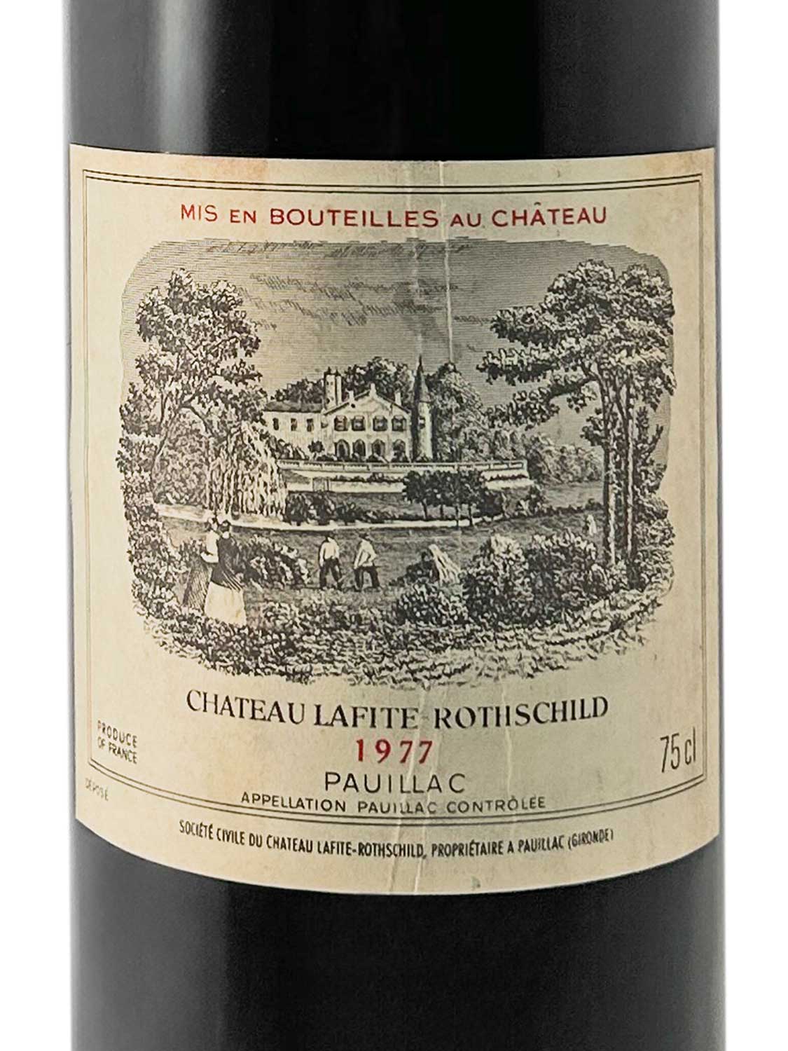 Ein Etikett einer Weinflasche von Chateau Lafite Rothschild 1977