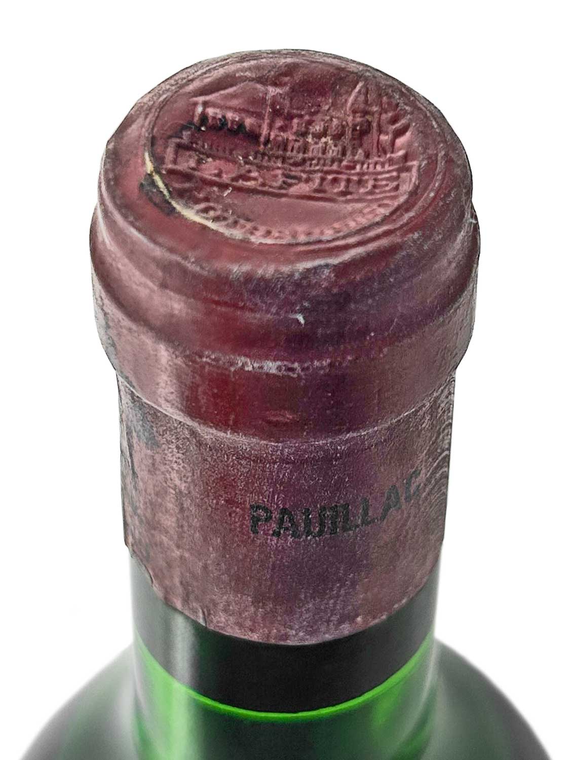 Eine Kapsel einer Weinflasche von Chateau Lafite Rothschild 1977