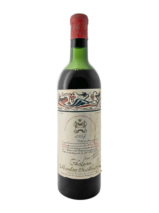 Eine Weinflasche von Chateau Mouton Rothschild 1957