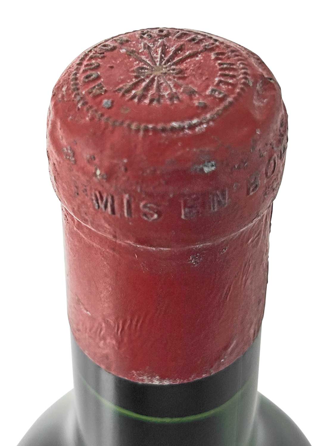 Eine Kapsel einer Weinflasche von Chateau Mouton Rothschild 1957