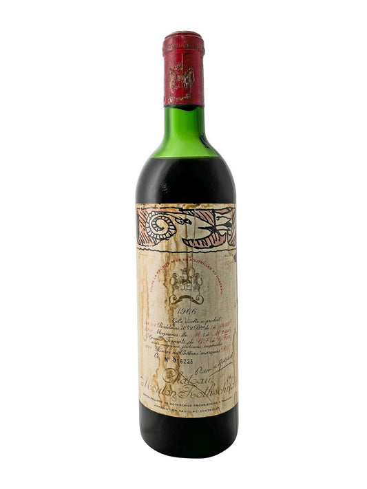 Eine Weinflasche von Chateau Mouton Rothschild 1966
