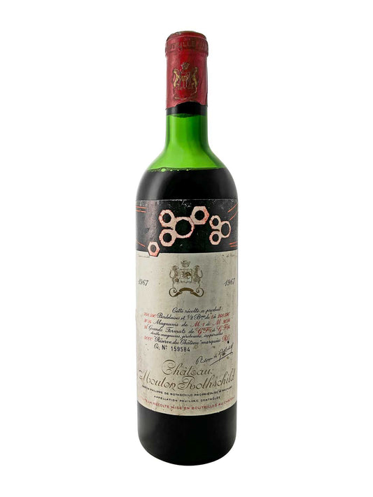 Eine Weinflasche von Chateau Mouton Rothschild 1967