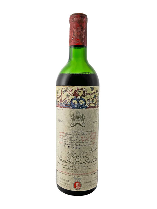 Eine Weinflasche von Chateau Mouton Rothschild 1968