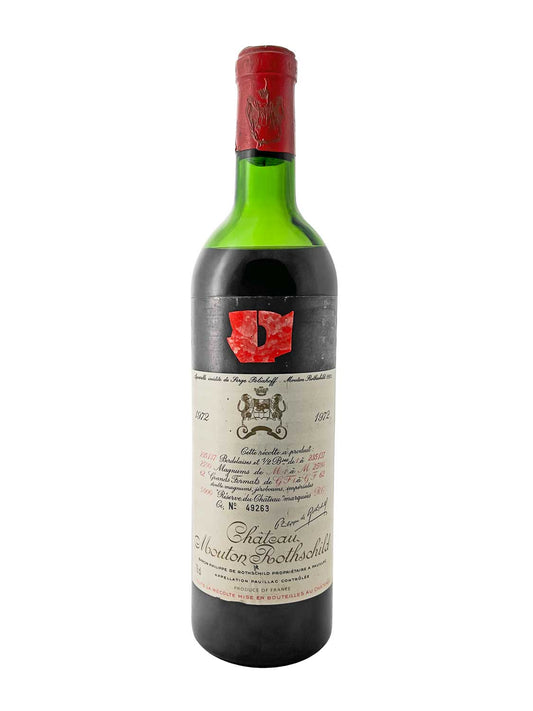 Eine Weinflasche von Chateau Mouton Rothschild 1972