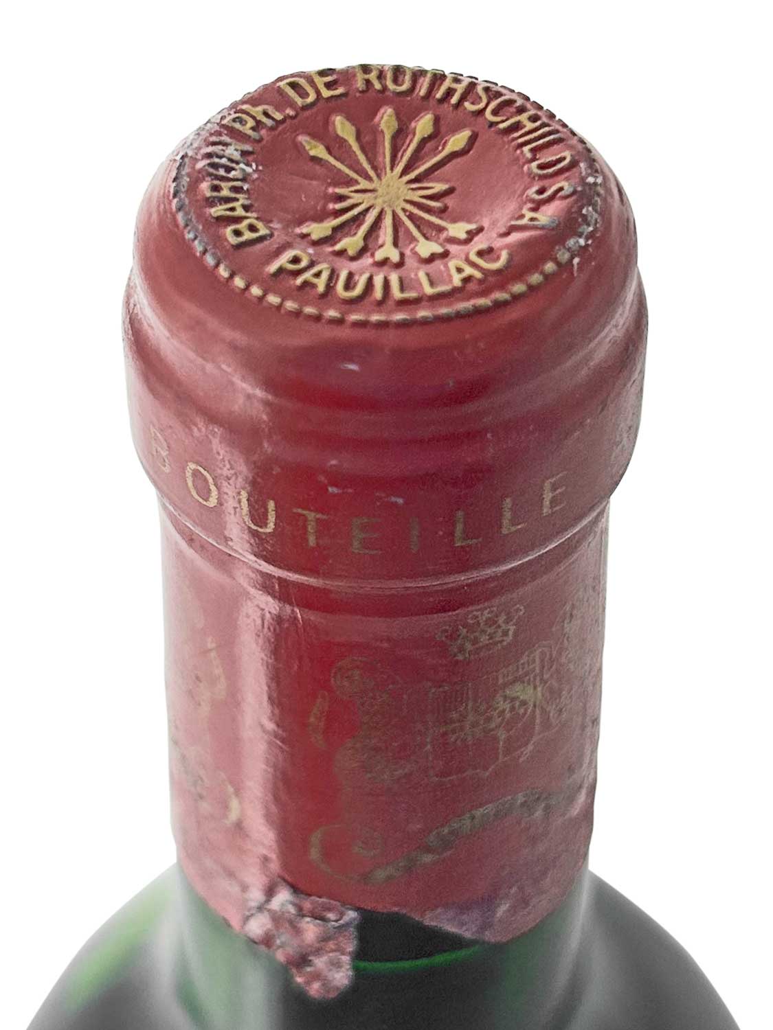 Eine Kapsel einer Weinflasche von Chateau Mouton Rothschild 1984