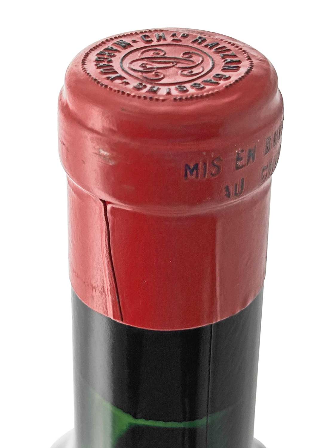 Nahaufnahme des roten Flaschenhalses eines Weins mit Prägung 'CH. RAUZAN GASSIES' auf dem Kapselverschluss.