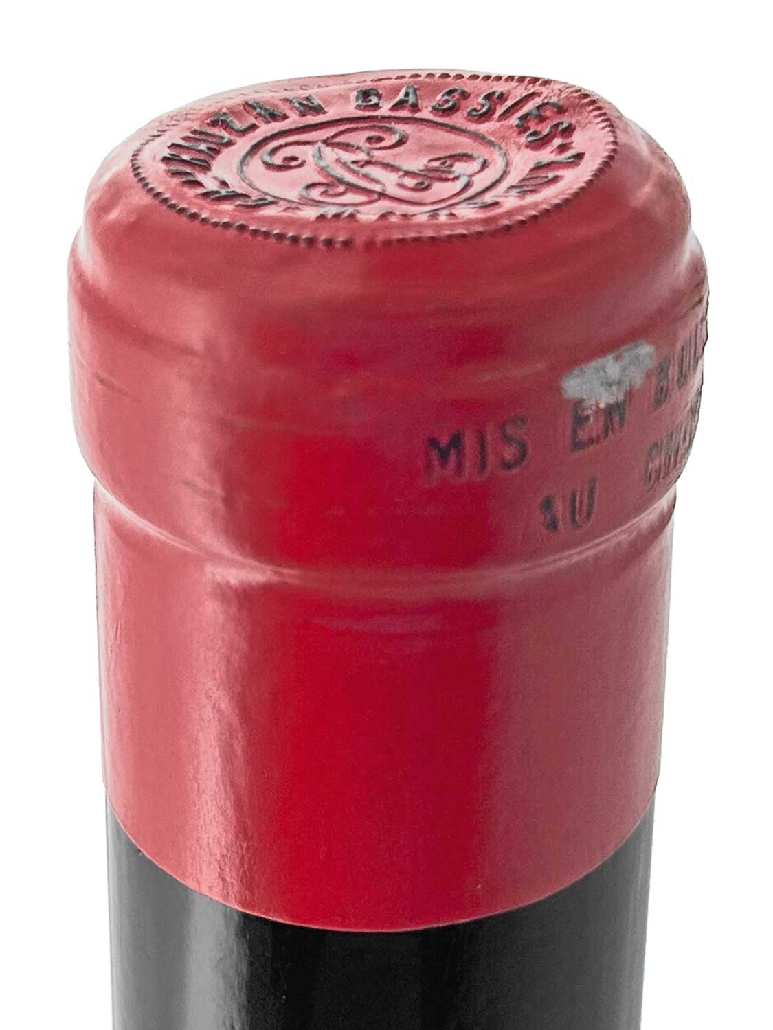 Nahaufnahme des roten Flaschenhalses mit Kapsel und geprägtem Schriftzug 'RAUZAN-GASSIES' auf dem oberen Teil