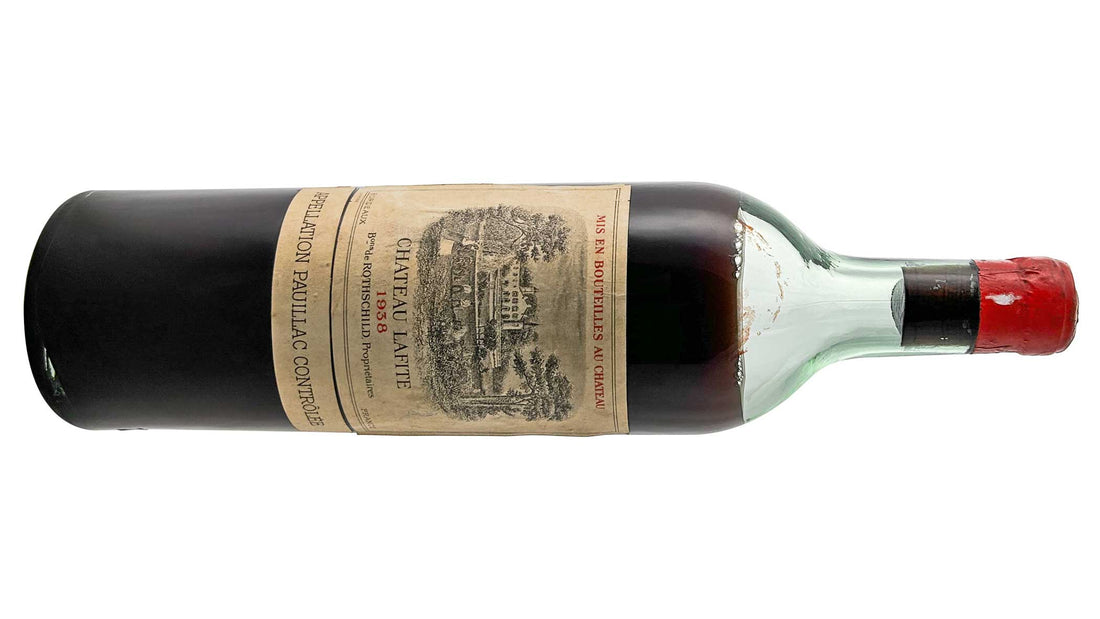Eine seltene Weinflasche von einem alten Jahrgang Château Lafite-Rothschild 1938