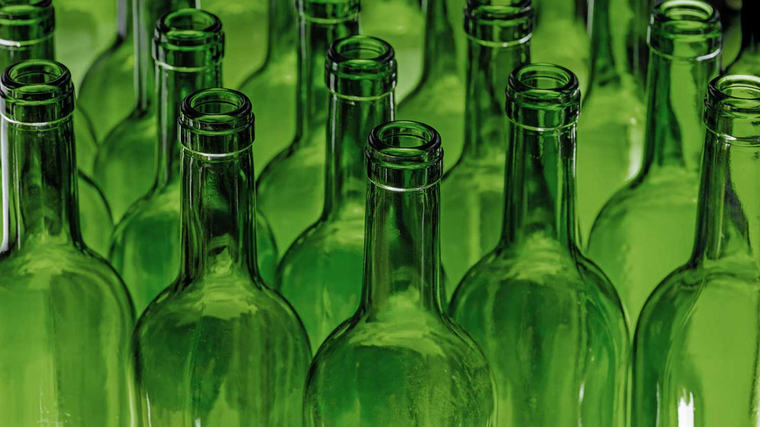 Viele grüne Weinflaschen