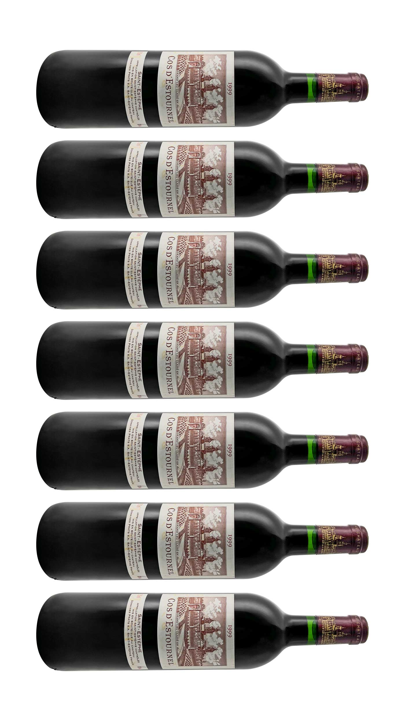 Mehrere Weinflaschen mit Rotwein von Chateau Cos d'Estournel